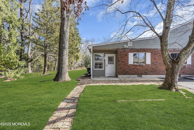 view of front of home featuring a front lawn