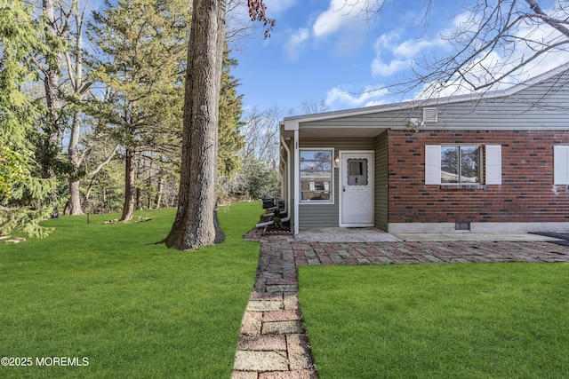 property entrance featuring a yard