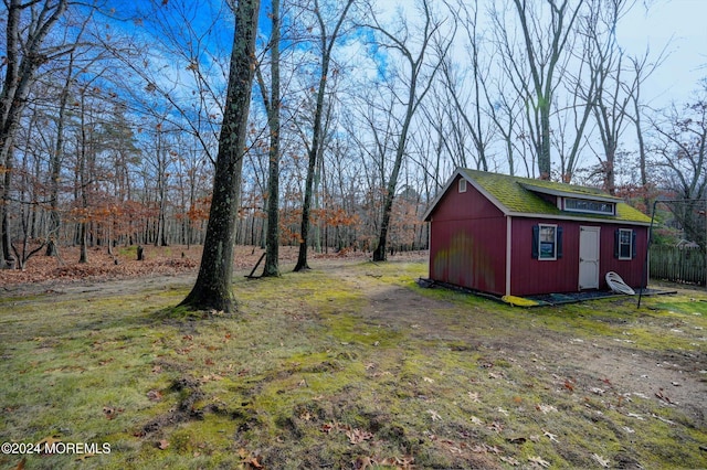 view of yard with a shed