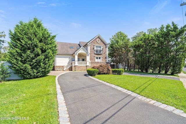 view of front facade featuring a garage and a front lawn