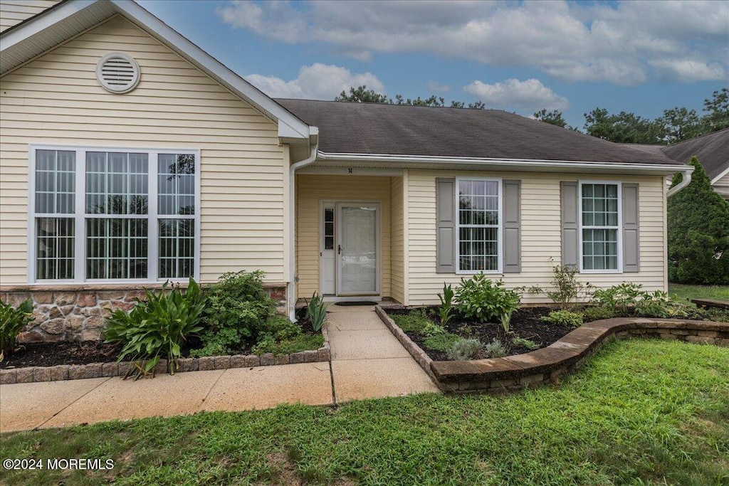 ranch-style house featuring a front lawn