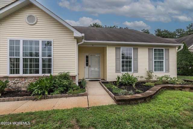 ranch-style house featuring a front lawn