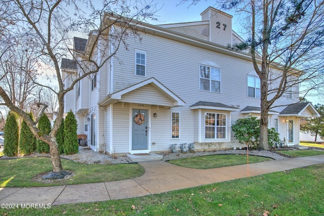 view of front of home featuring a front yard