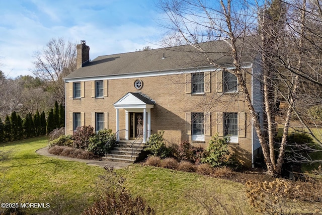 colonial inspired home featuring a front yard