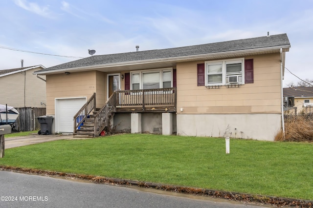 view of front of property featuring a front yard and a garage