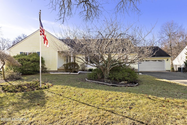 view of front facade featuring a front yard and a garage