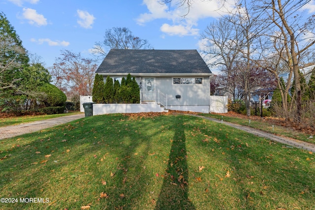 view of front of property with a front lawn