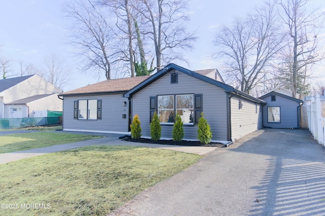 view of front of home featuring a front yard