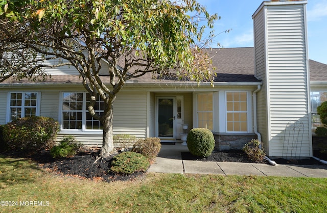 view of front of house featuring a front yard