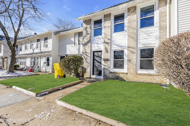 view of front facade featuring a front lawn