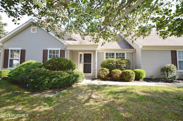 view of front of property with a front yard