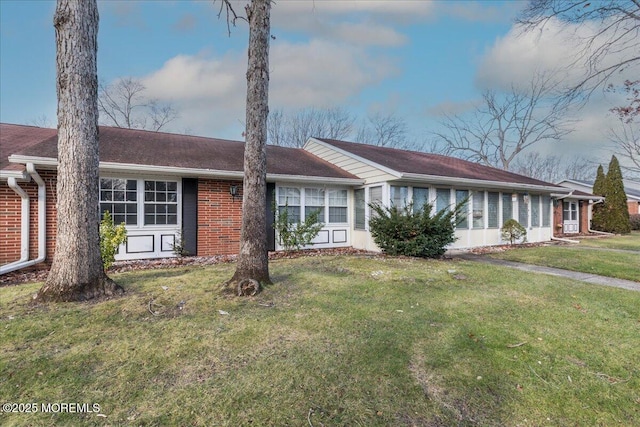 single story home featuring a front yard