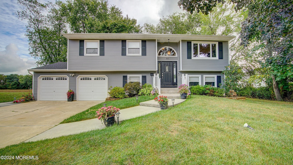 split foyer home featuring a front yard