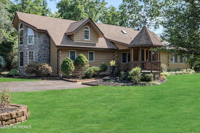 view of front facade featuring a porch and a front yard