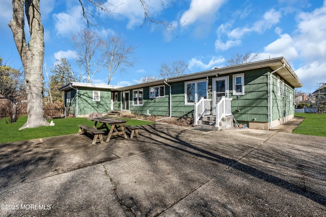 single story home with a front yard