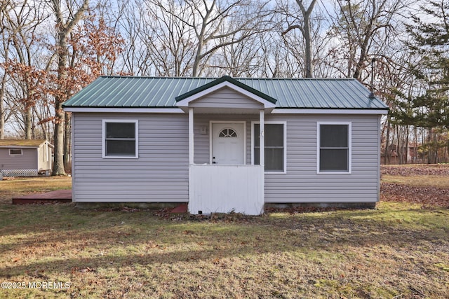 view of front of home featuring a front yard