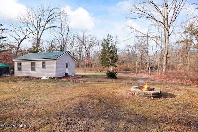 view of yard featuring a fire pit