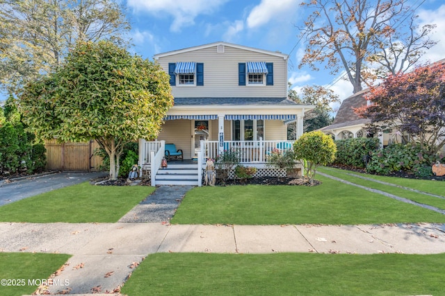 view of front facade featuring covered porch and a front lawn