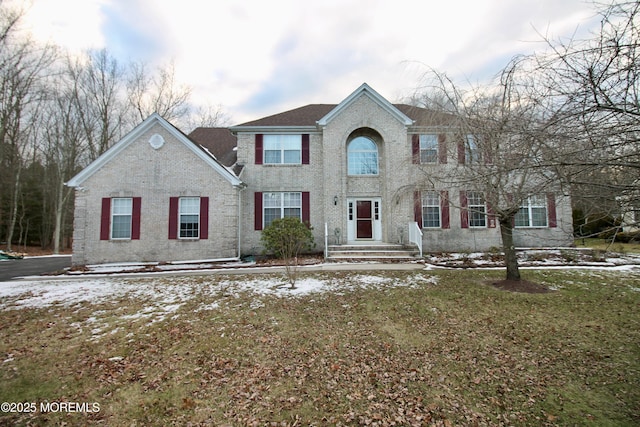 view of front of property featuring a lawn