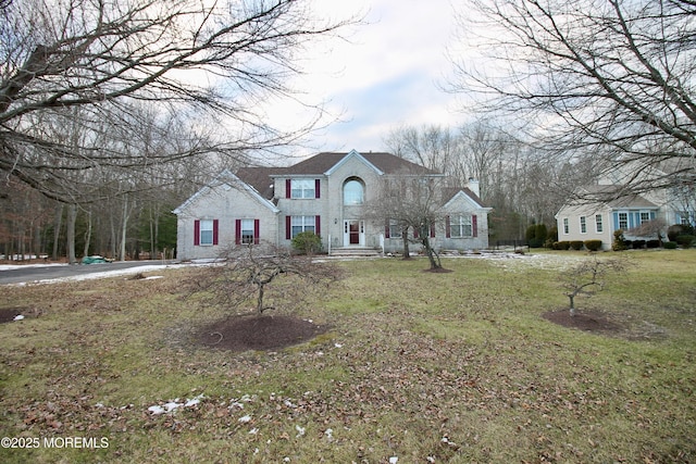 view of front facade featuring a front lawn