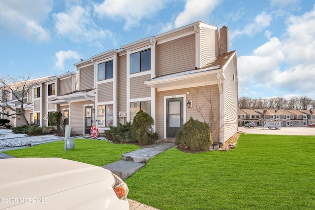 multi unit property featuring a front yard