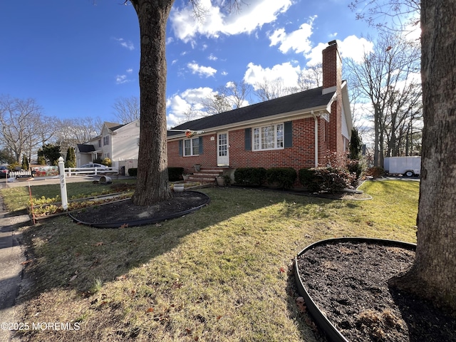 view of front of house featuring a front lawn