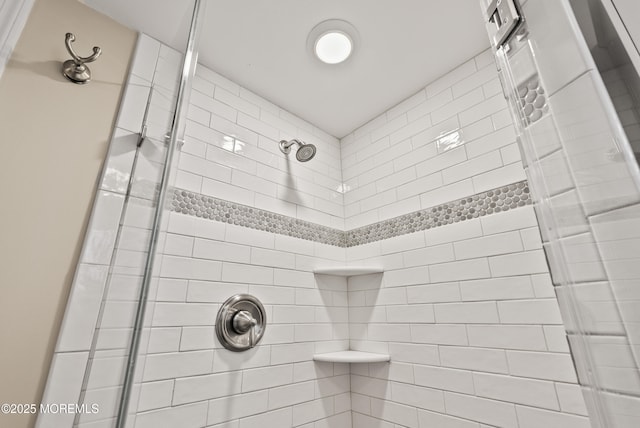 full bathroom featuring a tile shower