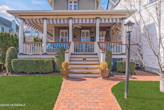 view of front of property featuring a front lawn and a porch