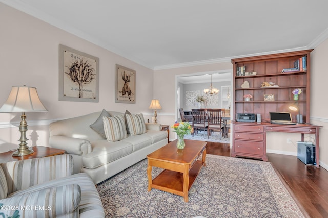 living room featuring dark wood-type flooring, an inviting chandelier, and crown molding