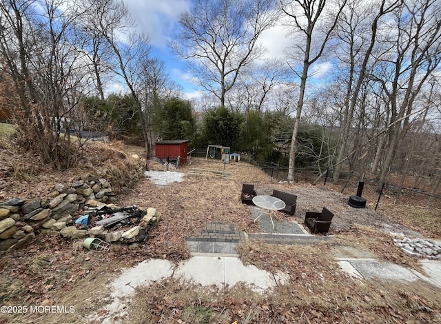 view of yard featuring an outdoor structure