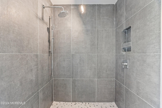bathroom featuring a tile shower