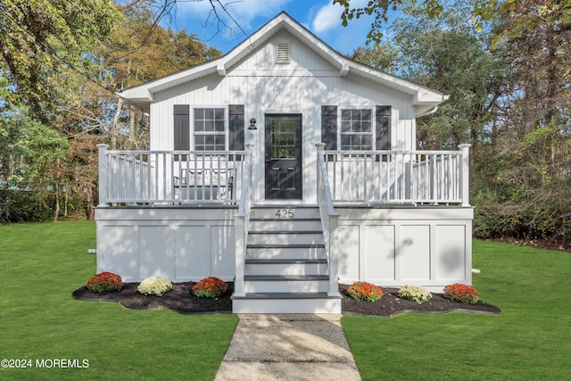 view of front of property featuring a front lawn