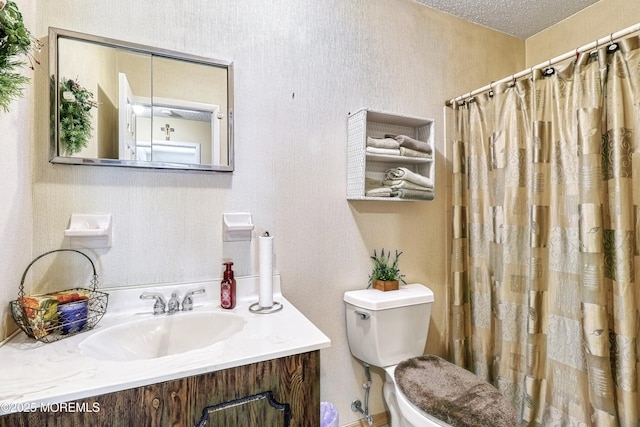 bathroom featuring a textured ceiling, a shower with curtain, vanity, and toilet