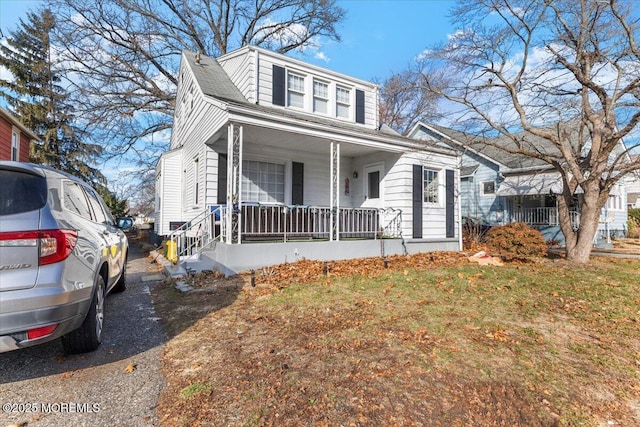 view of front facade featuring a front lawn and covered porch