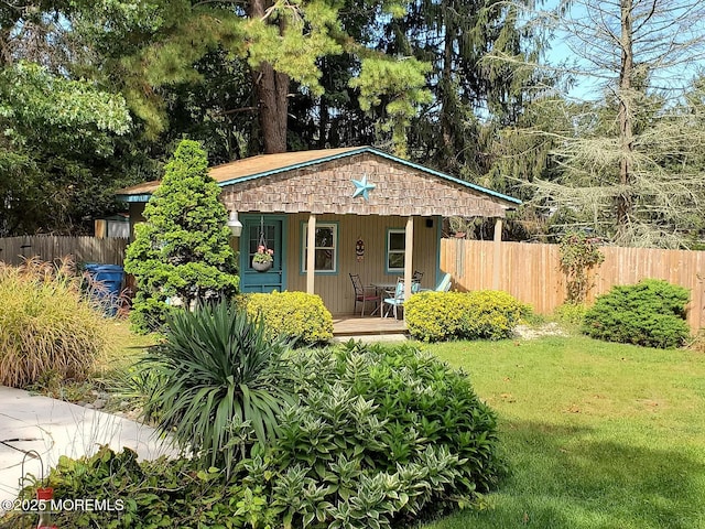 view of front of property featuring a front lawn