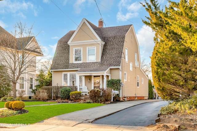 view of front of property with a front lawn