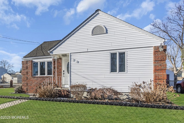 view of front facade featuring a front yard