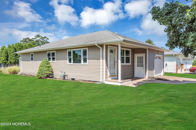 view of front of home featuring a front yard and a garage