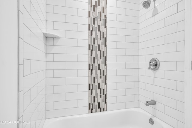 bathroom with tiled shower / bath combo