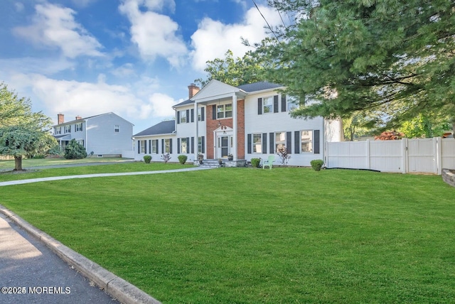 view of front facade featuring a front yard