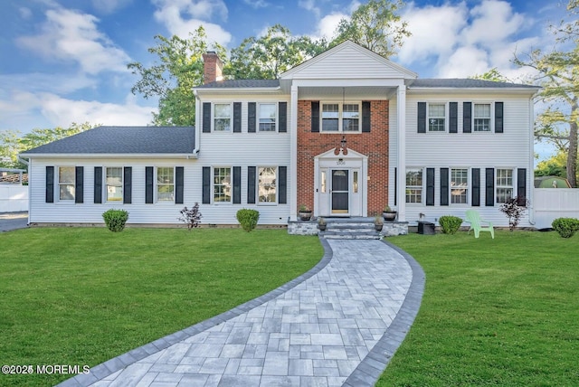 view of front of property featuring a front yard