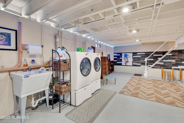 washroom featuring washing machine and clothes dryer