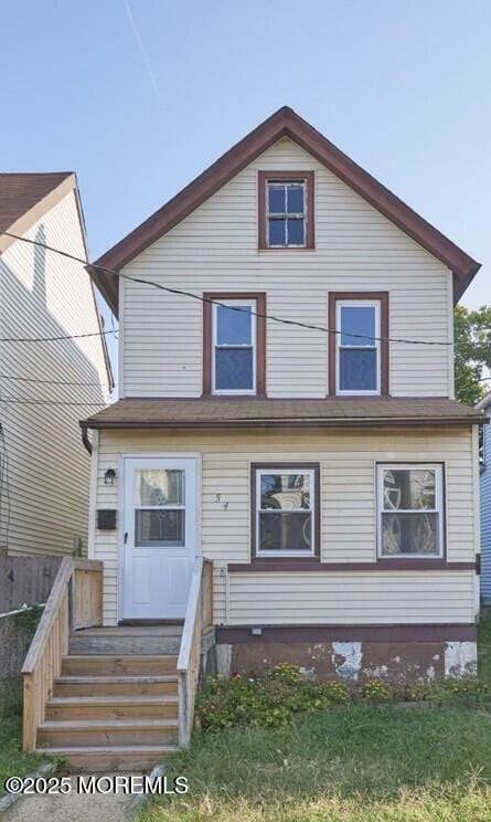 view of front of house with a front lawn