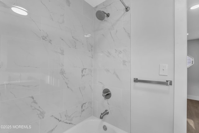 bathroom featuring tiled shower / bath combo