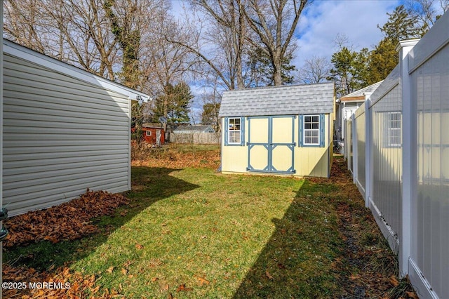 view of yard featuring a shed