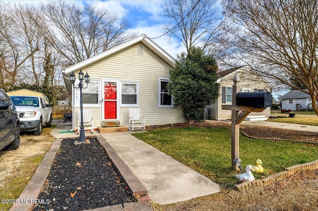 bungalow-style house featuring a front lawn