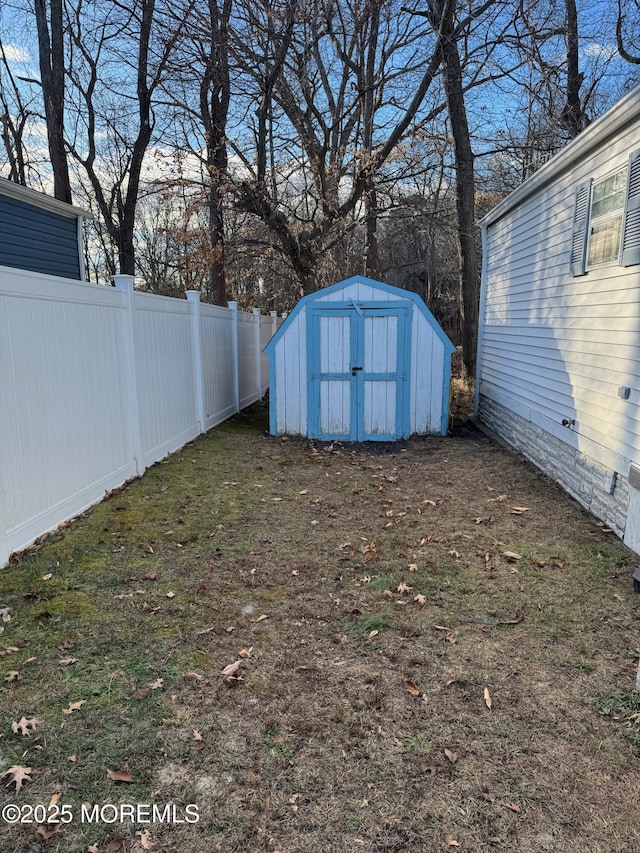 view of yard featuring a shed