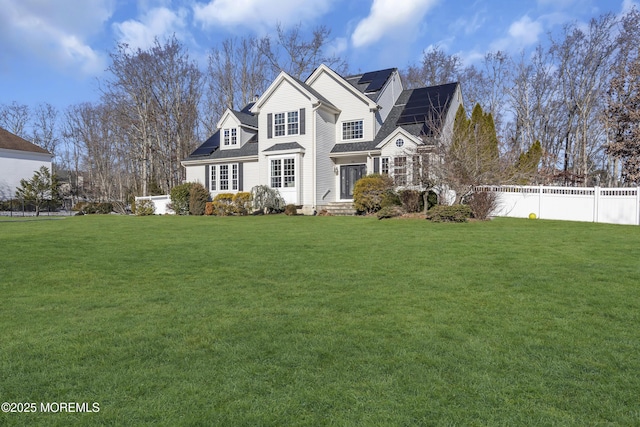 view of front of property featuring a front yard