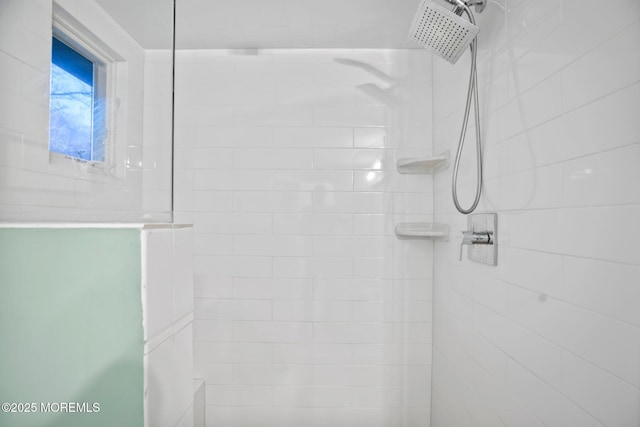 bathroom featuring tiled shower