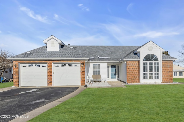 view of front facade featuring a garage and a front yard